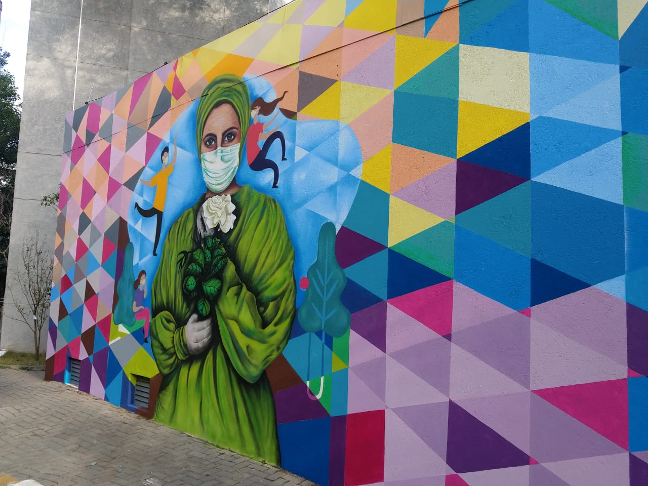 Covid-19: Hospital das Clínicas de SP ganha arte urbana em homenagem aos heróis da saúde