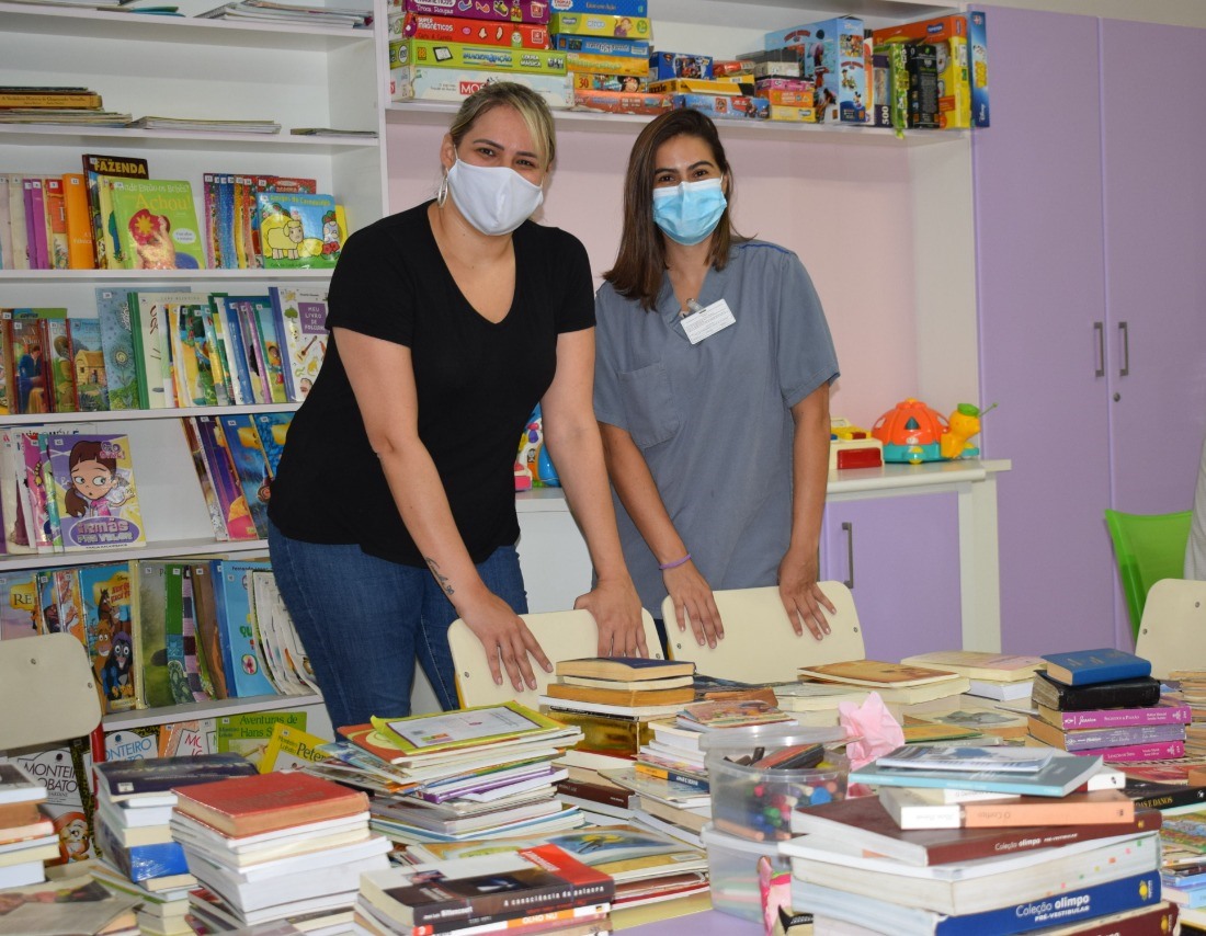 Hospital de Doenças Tropicais recebe doação de livros e revistas para brinquedoteca