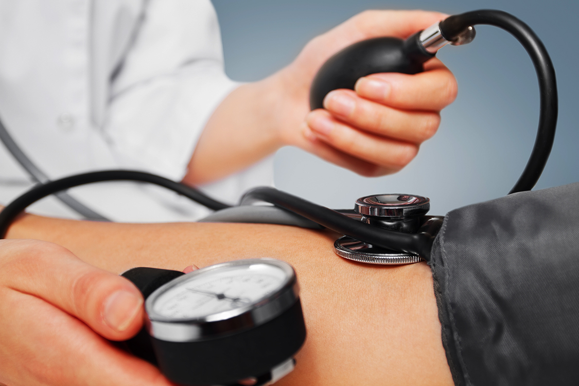 Quais as recomendações para a aferição correta da pressão arterial?
