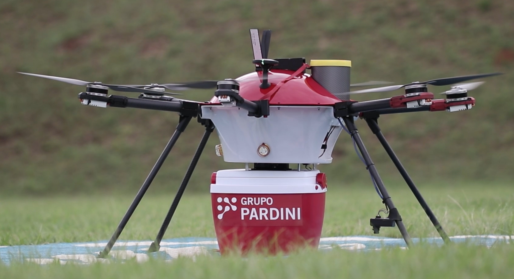 Em seu primeiro voo intermunicipal, drone faz teste para transportar amostras de exames
