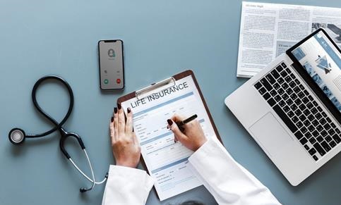 Artigo – Como a tecnologia certa pode ajudar a lidar com a crescente quantidade de dados, trazer mais segurança para pacientes e reduzir custos da assistência médica