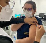 Enfermeira Jane Lima feliz por tomar a vacina no próprio local de trabalho