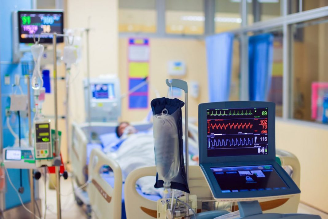 Quais os equipamentos médico-hospitalares essenciais em uma UTI?