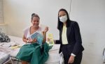 Lara Pinheiro recebe peça de enxoval das mãos de Juliana durante blitz nas enfermarias
