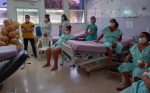 Pacientes e profissionais do Hemu durante sessão de vídeos sobre amamentação