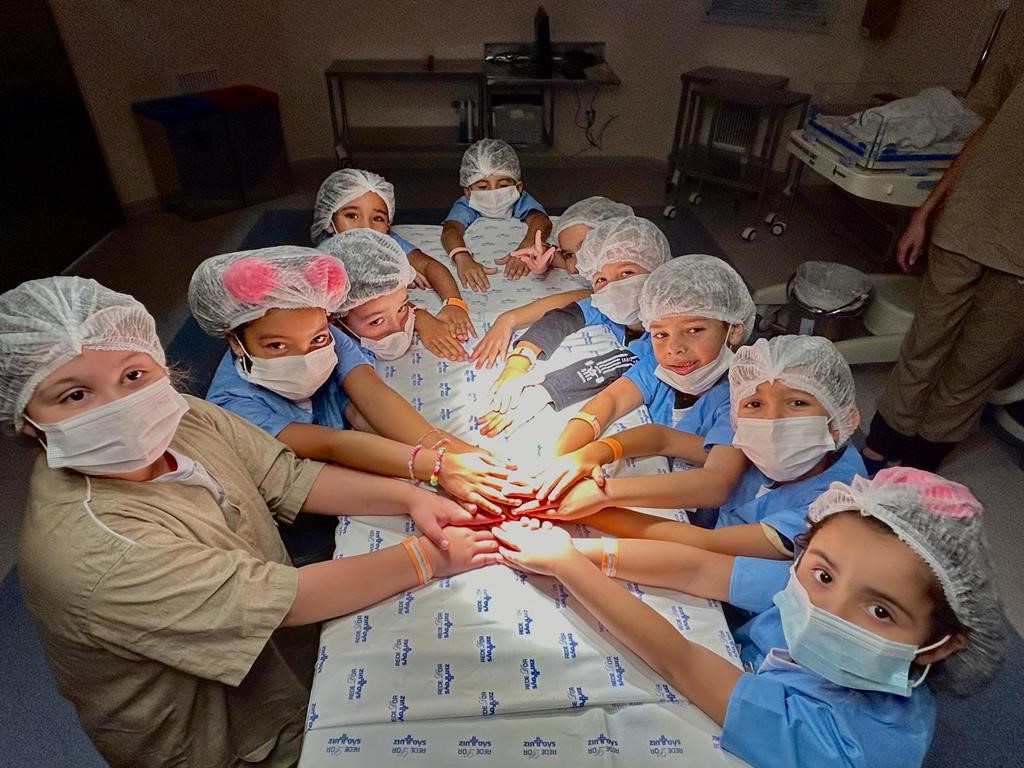 Crianças vivem a experiência de “trabalhar” em hospital por um dia