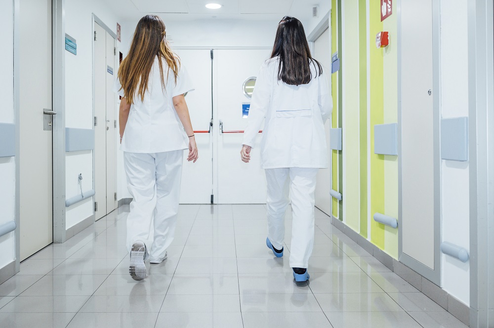 Cada passo importa: profissionais da saúde caminham quilômetros dentro de hospitais para salvar vidas