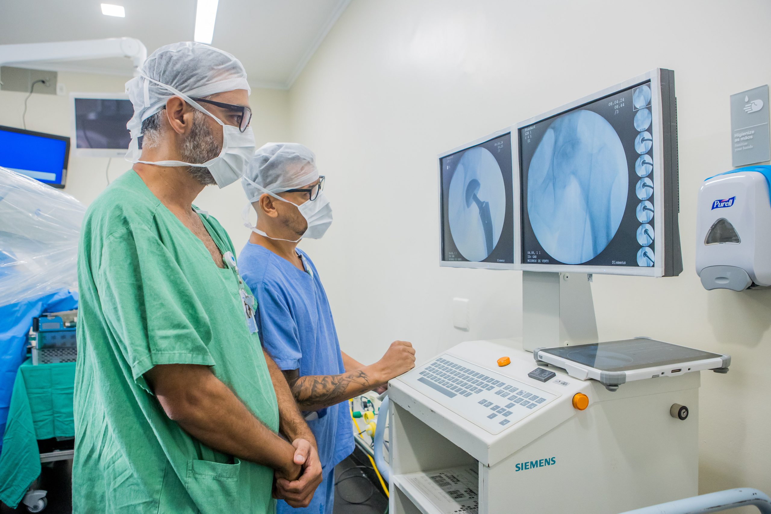 Hospital Moinhos de Vento realiza primeiras cirurgias de quadril no Brasil com uso de robô ROSA