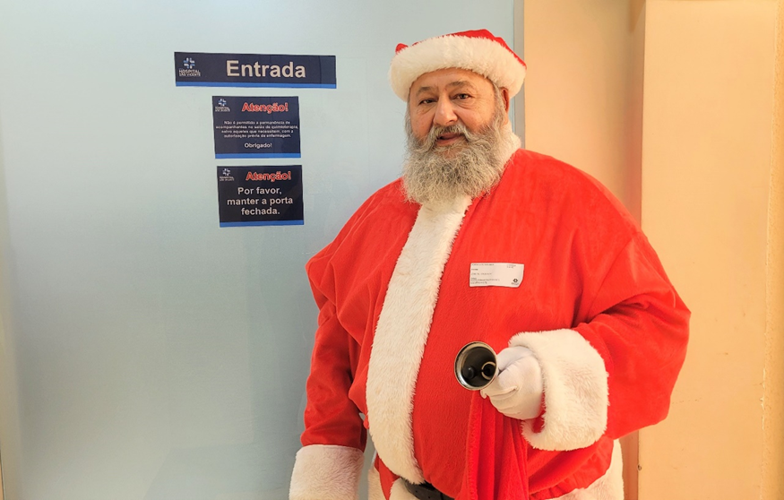 Papai Noel faz visita aos pacientes oncológicos do Hospital São Vicente de Paulo