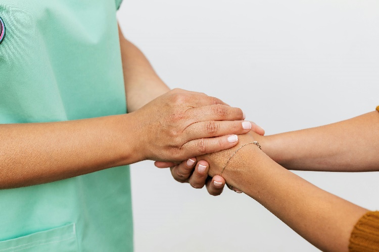 Brasil registra avanços em políticas de cuidados paliativos para pacientes em tratamento de doenças graves