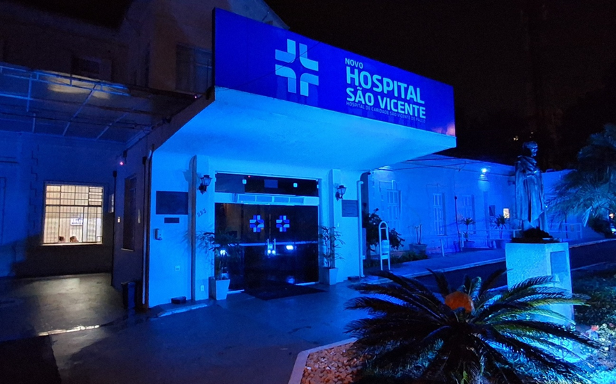 Hospital São Vicente ilumina a fachada em apoio à campanha  Novembro Azul