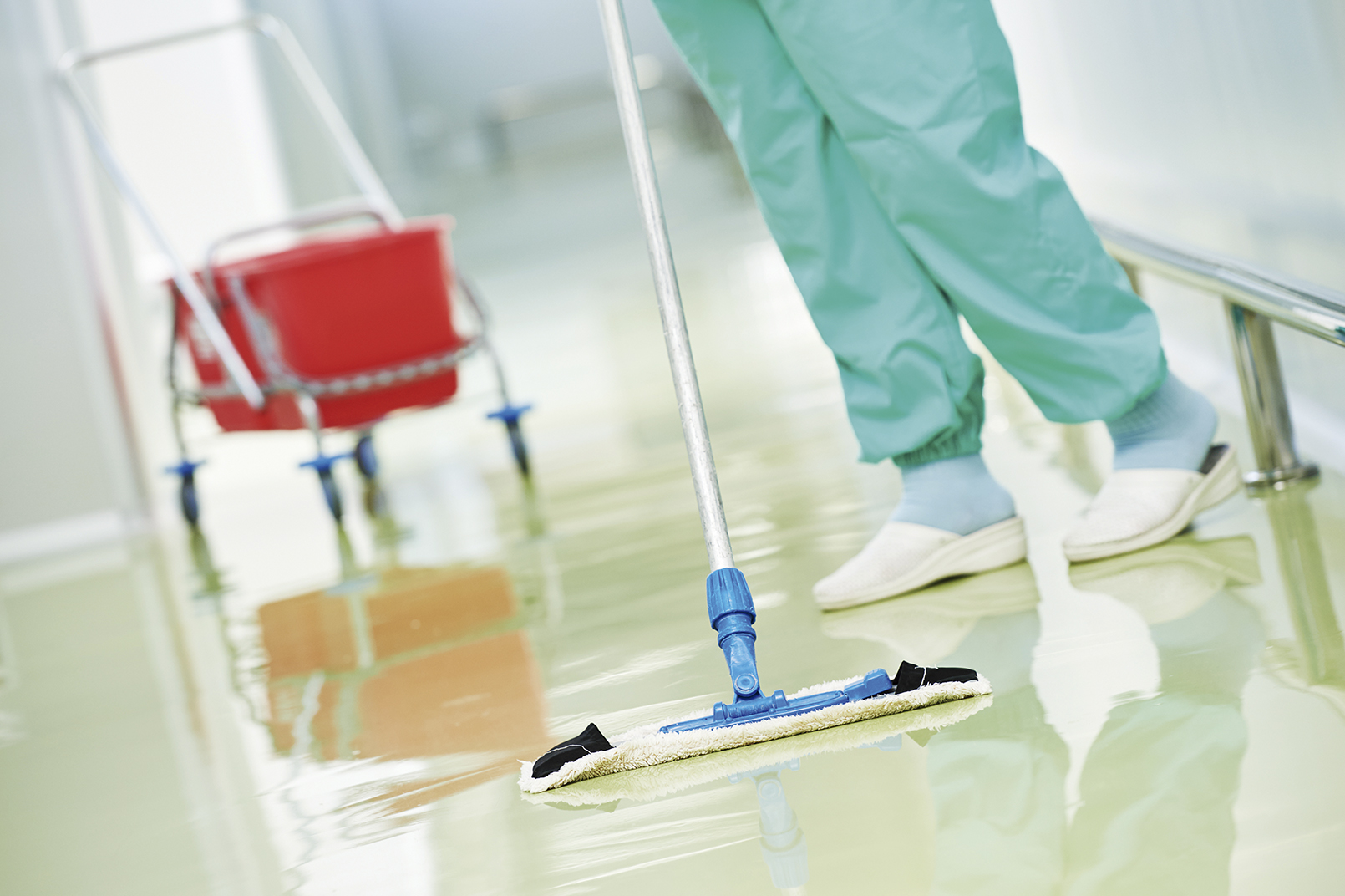 worker cleaning floor with machine HOSPITAIS BRASIL
