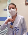 Enfermeira Janaína exibe orgulhosa a medalha