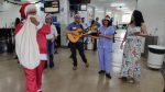 Foto 2 – Acompanhados do bom velhinho, a cantora Larissa Moura e o violonista Adriano Pimenta alegrou musicalmente a tarde desta terça-feira (10)