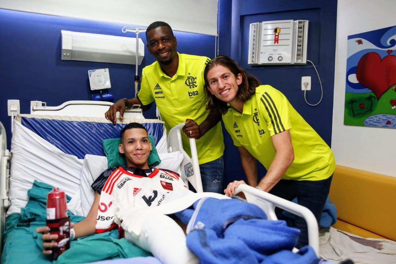 Jogadores do Flamengo entregam aventais personalizados para crianças de hospital estadual