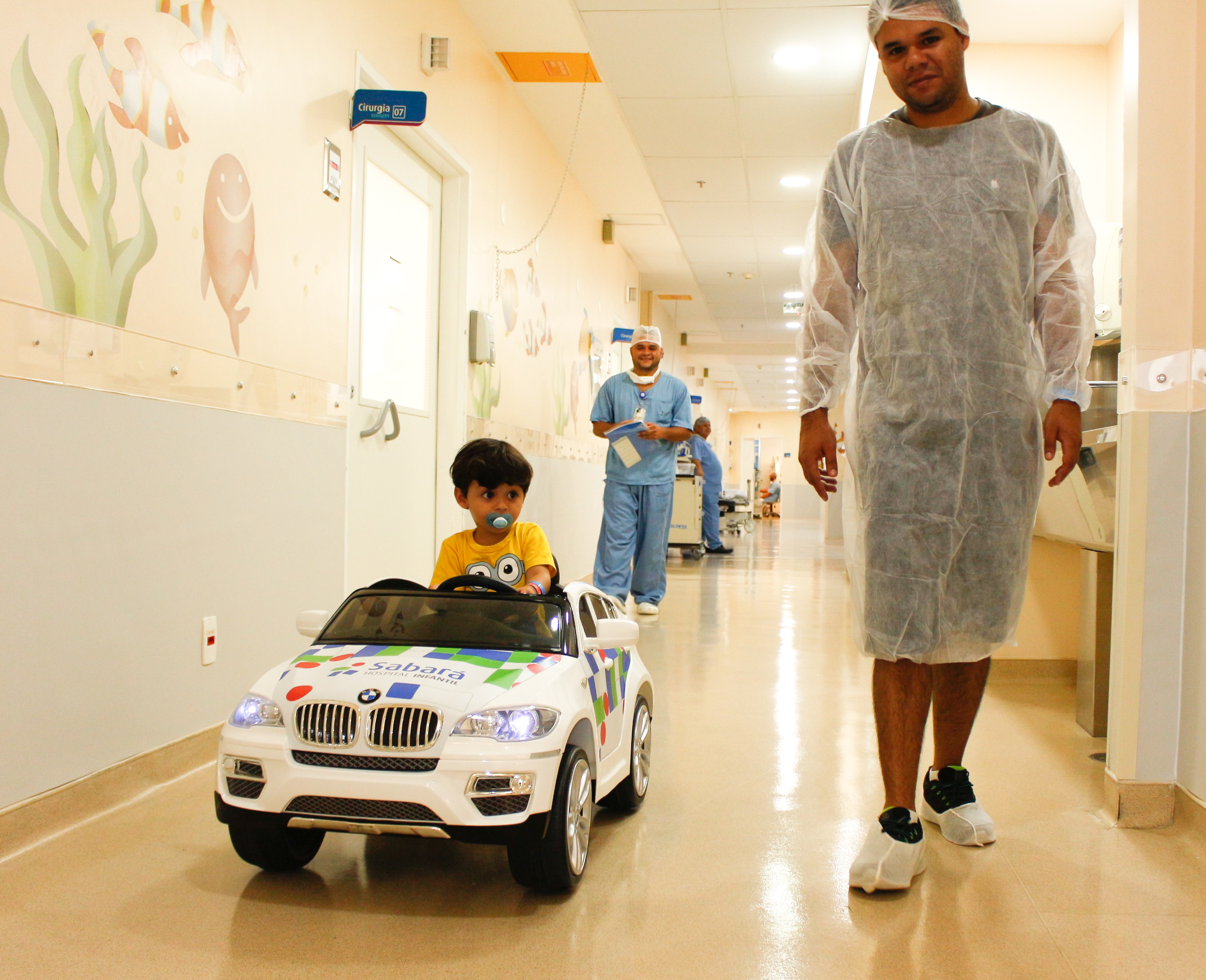 Carrinhos elétricos levam crianças até centro cirúrgico em hospital infantil