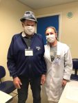 Sr. Leopoldo e a Enfermeira Flávia durante a entrega da máscara
