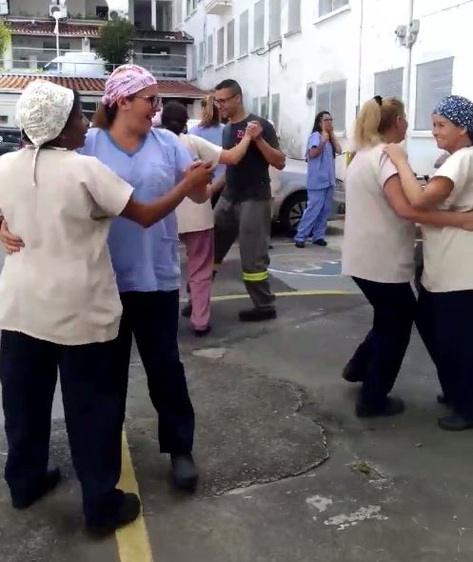 Funcionários de hospital mineiro dançam forró para alegrar paciente com câncer
